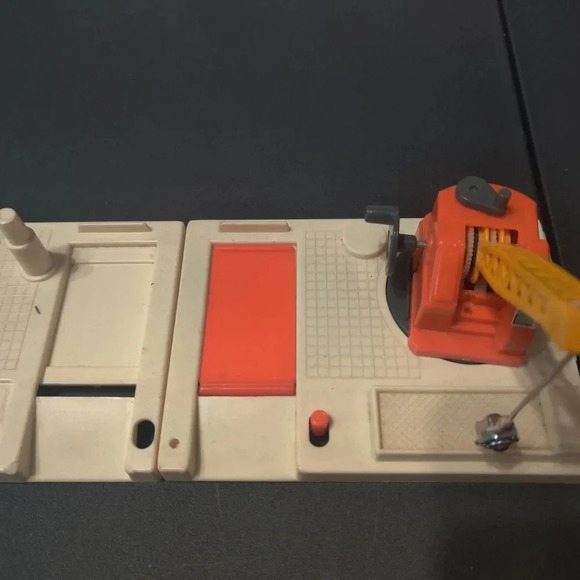 Vintage 1970s TOMY Pocket Car Play Set Garage Car Crane - Picture 4 of 5